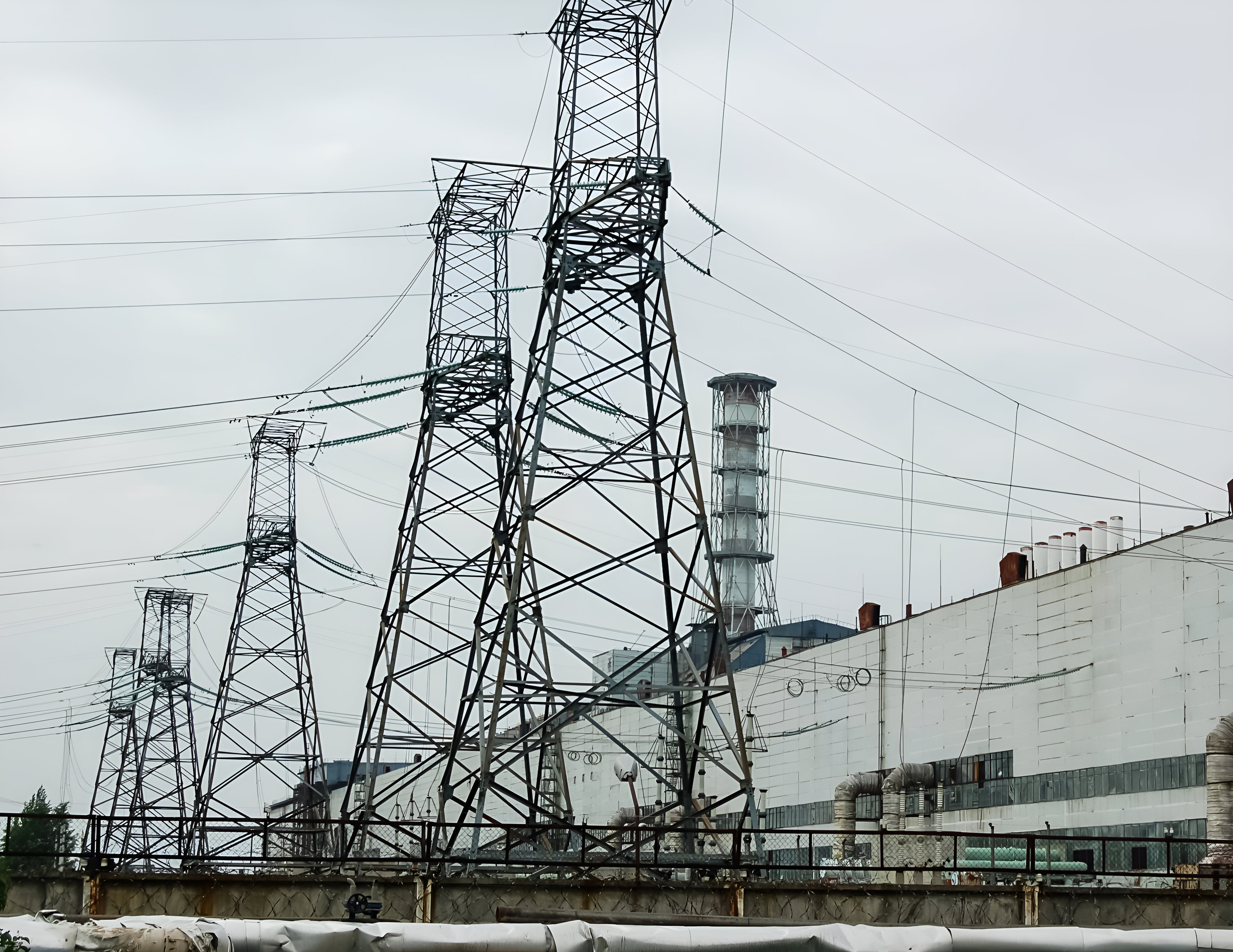 Industrial plant with pipework, transmission towers and process buildings