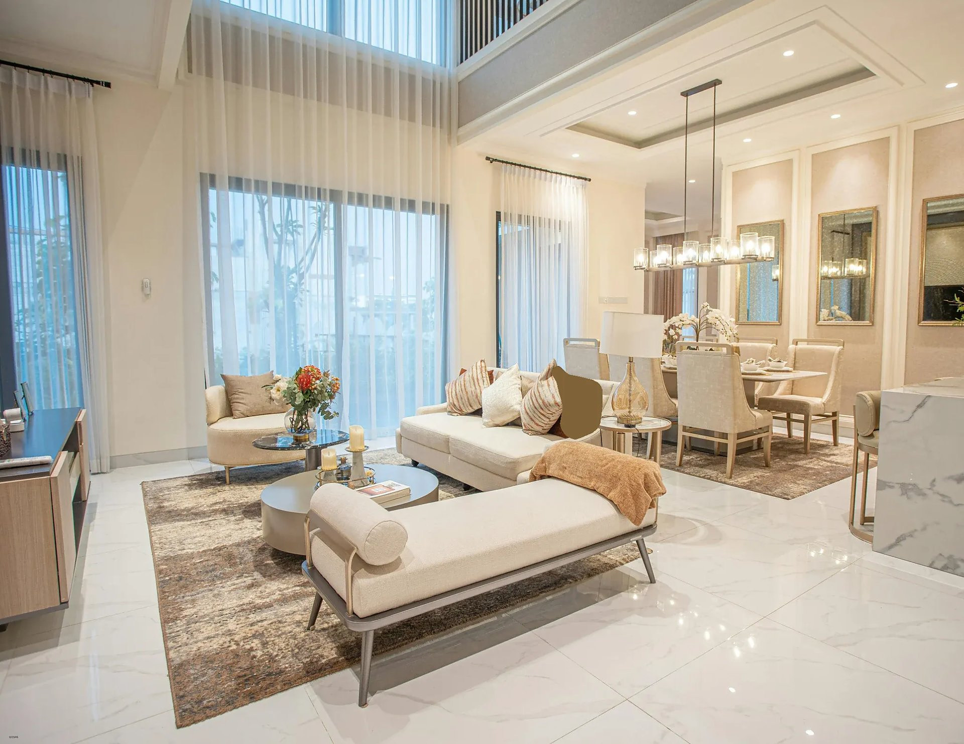 Virtual walkthrough of a luxury living room with floor-to-ceiling windows
